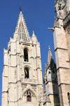 Haut de la tour gothique gauche, cathédrale de León, Espagne.