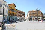 Miraflores della Sierra, maisons typiques d'altitude sur la Plaza del Álamo, Espagne.