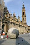 Globo Terráqueo de hormigón, oeuvre de Francisco Rallo Lahoz, devant la Basílica de Nuestra Señora del Pilar, Saragosse, Espagne.