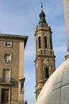 Autre vue sur un clocher de la basilique del Pilar, Saragosse, Espagne.