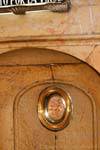 Humilladero, les fidèles peuvent vénérer la Santa Columna à travers un oculus de jaspe, Nuestra Senora del Pilar, Saragosse, Espagne.