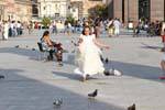Communiante poursuivant les pigeons, Plaza del Pilar, Saragosse, Espagne.