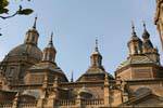 Tuiles vernissées sur les coupoles de la basilique baroque del Pilar, Saragosse, Espagne.
