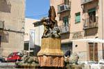 Fontaine aux lions, avec enfants tenant un poisson, plaza San Martin, Ségovie, Espagne.