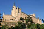 Alcazar vu depuis la Calle Cuesta de Los Hoyos, Ségovie, Espagne.