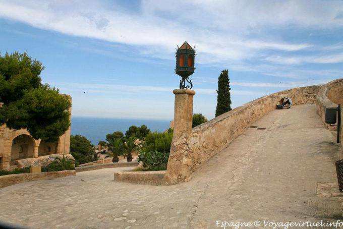 Promenade dans la forteresse, Castillo Santa Barbara, Alicante - Espagne