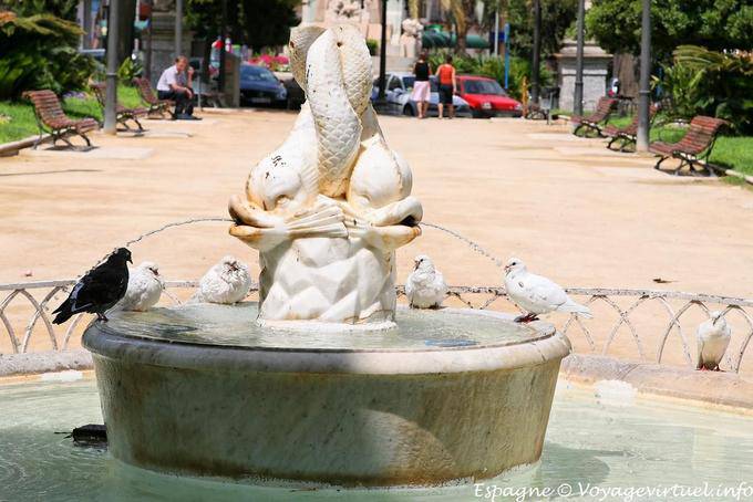 Pigeons sur fontaine aux dauphins, Parque Canalejas, Alicante - Espagne