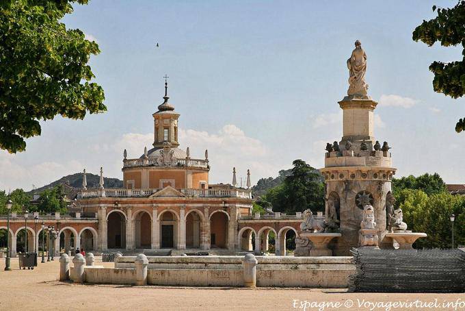 Aranjuez, Iglesia San Antonio, vue depuis l'Avenida de Palacio - Espagne