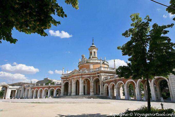 Aranjuez, Iglesia San Antonio depuis la Calle Rio Guadelia - Espagne