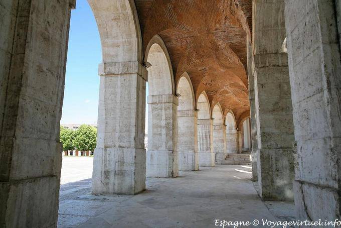 Aranjuez, sous les arcades de l'Iglesia San Antonio - Espagne