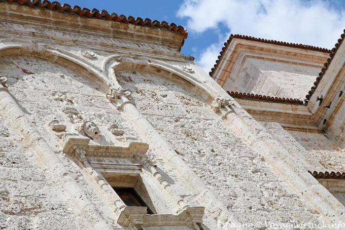 Chinchón, détail de la facade d'une église - Espagne