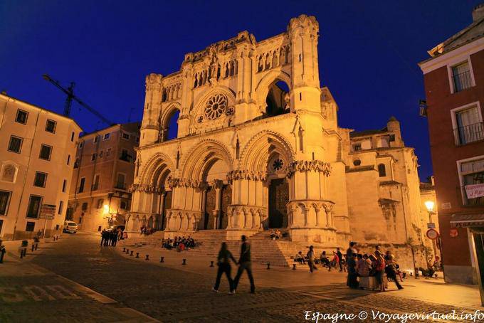 Cuenca, Plaza Mayor by night - Espagne