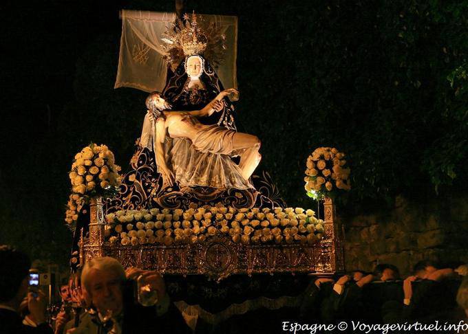Cuenca, procession, c'est lourd de porter en montant - Espagne