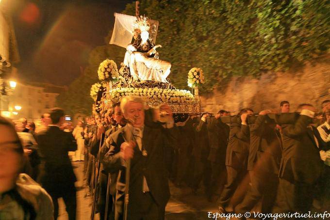 Cuenca, marche en rythme durant la procession - Espagne