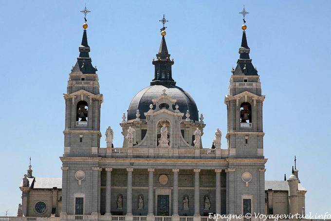 Madrid, clochers de Santa María la Real de la Almudena - Espagne