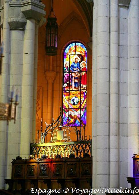 Madrid, cathédrale, lumière de vitrail (Santa María la Real de la Almudena) - Espagne