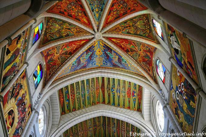 Madrid, cathédrale, luxuriance des couleurs (S. María de la Almudena) - Espagne