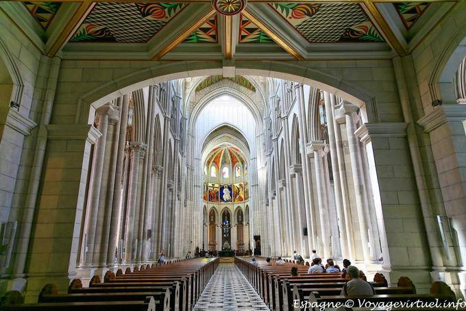 Madrid, cathédrale, la nef majestueuse (S. María de la Almudena) - Espagne