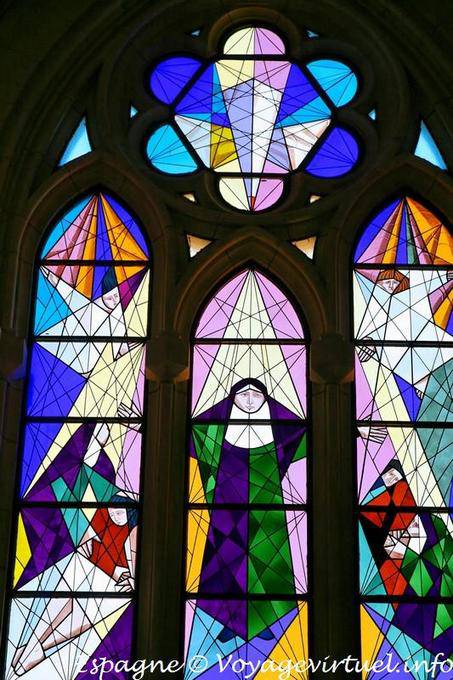 Madrid, cathédrale, vitrail moderne (Santa María la Real de la Almudena) - Espagne