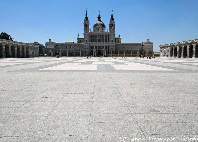 Madrid, cathédrale vue depuis cour Palacio Real (S. María de la Almudena) - Espagne