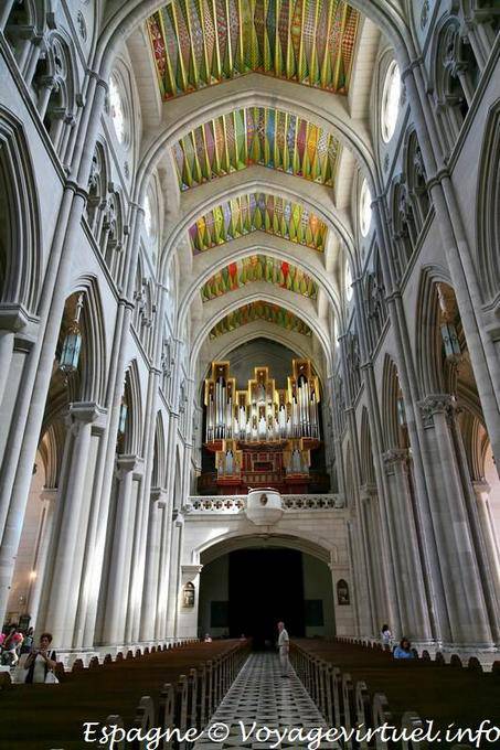 Madrid, cathédrale, vue sur la nef (S. María de la Almudena) - Espagne