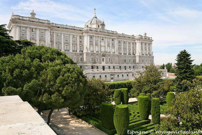 Madrid, Jardines Sabatini, coupe de Thuyas - Espagne