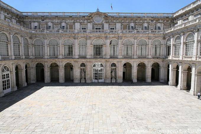 Madrid, cour intérieure du Palacio Real - Espagne