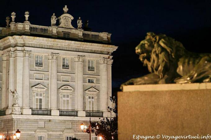 Madrid, Palacio Real de nuit avec lion - Espagne