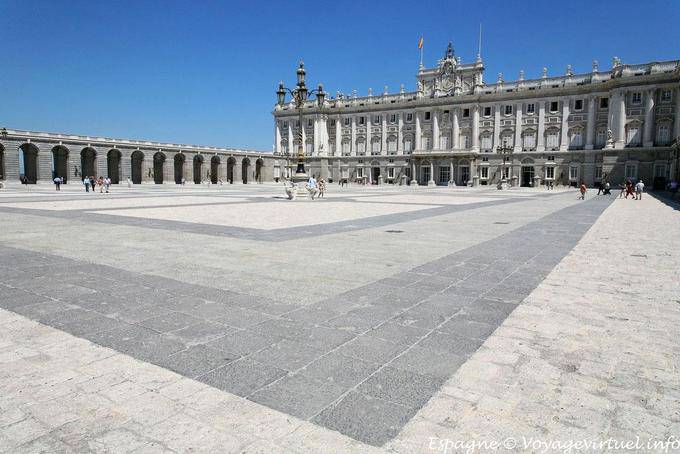 Madrid, Palacio Real, Plaza de la Armeria - Espagne
