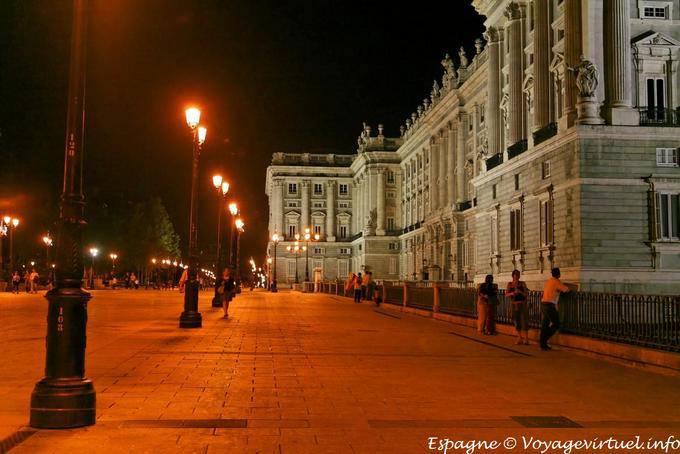 Madrid, Palacio Real, promenade nocturne - Espagne