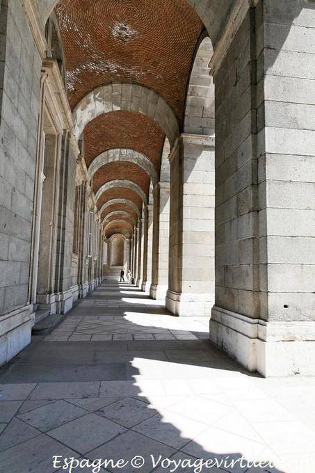 Madrid, Palacio Real, sous les arcades - Espagne