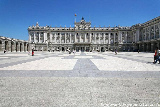 Madrid, Palacio Real vue de face dans la cour - Espagne