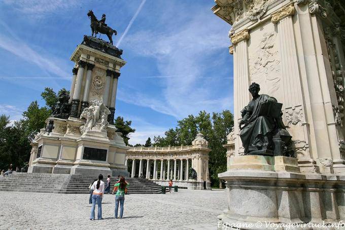 Madrid, Parque del Buen Retiro, autre perspective du monument Alfonso XII - Espagne