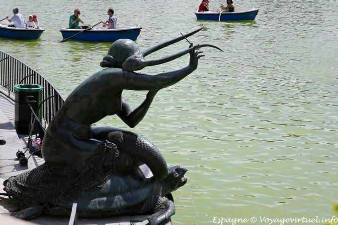 Madrid, Parque del Buen Retiro, musicienne sur une tortue - Espagne