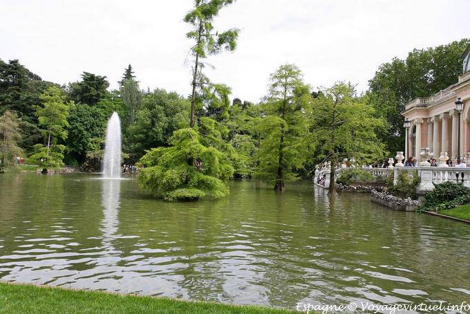 Madrid, Parque del Buen Retiro, plan d'eau devant le Palace - Espagne