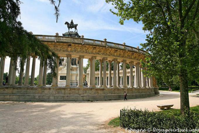 Madrid, Parque del Buen Retiro, vue arrière du monument Alfonso XII - Espagne