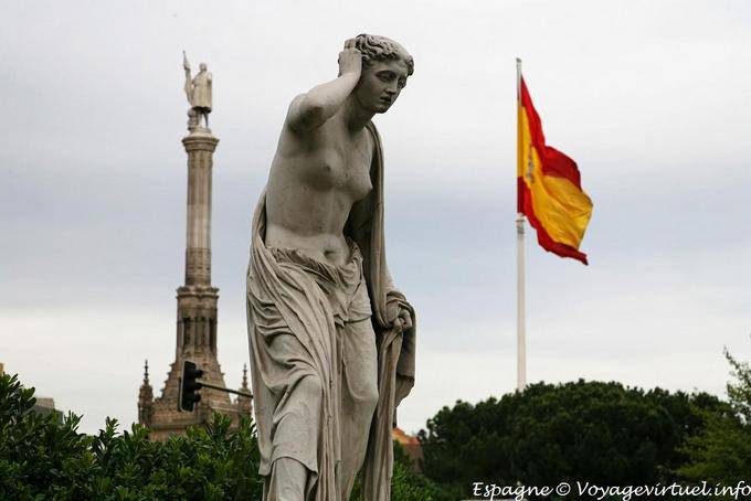 Statue devant le monument de Christophe Colomb, Plaza Colon, Madrid - Espagne