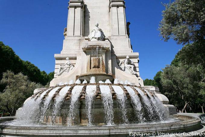 Fontaine à l'arrière du monument à Cervantes, Plaza de Espana, Madrid - Espagne