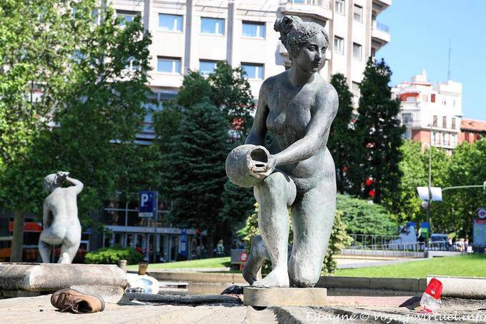 Sculpture de femme nue avec pot, Plaza de Espana, Madrid - Espagne