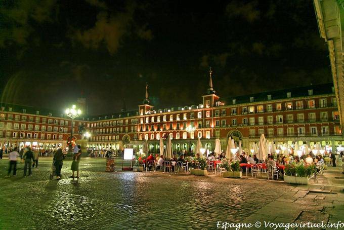 Madrid, Plaza Mayor, terrasse de nuit - Espagne