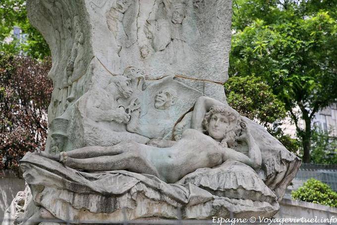 La Maja nue, socle de la statue de Francisco de Goya, Prado, Madrid - Espagne