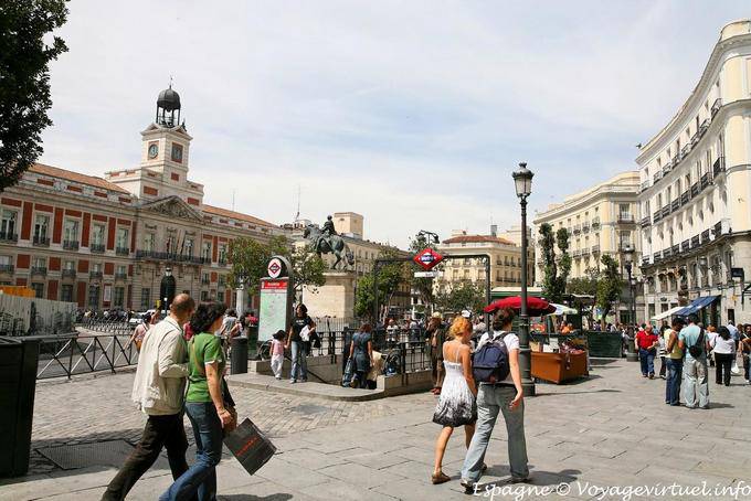 Madrid, Puerta del Sol avec vue sur la Real Casa de Correos - Espagne