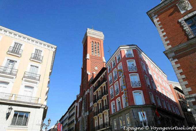 Parroquia de Santa Cruz depuis calle Santo Tomas, Madrid - Espagne