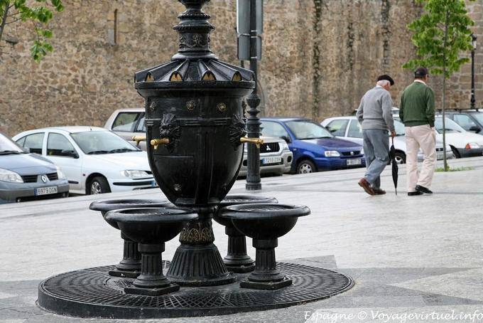 Manzanares el Real, fontaine noire - Espagne