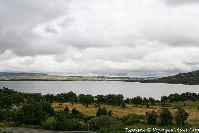Manzanares el Real, panorama sur le lac - Espagne