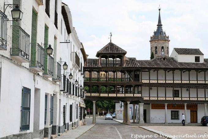 Tembleque, clocher vu depuis la Plaza Mayor - Espagne