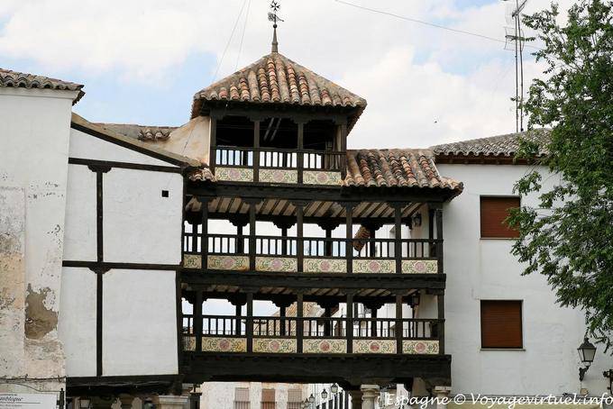 Tembleque, entrée de la Plaza Mayor - Espagne