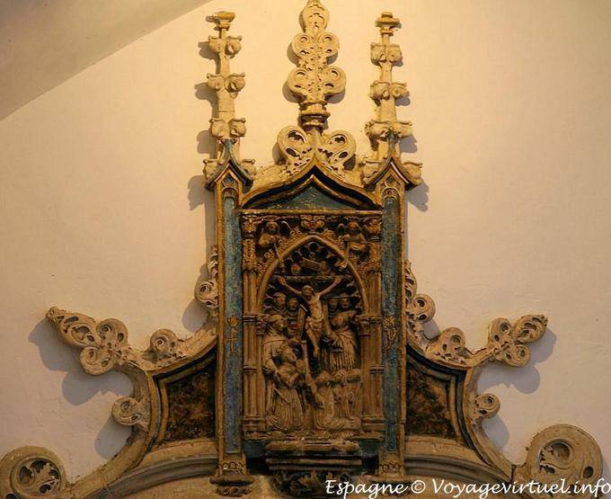 Polychrome en albâtre avec la reina Isabel en habit franciscain qui prie le Christ crucifié, en compagnie de ses trois filles, Monasterio San Juan de Los Reyes, Tolède - Espagne