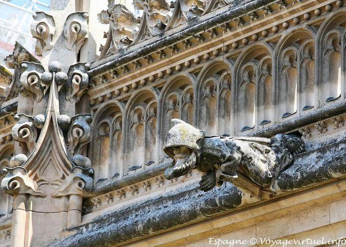 Moine barbu agenouillé, Monasterio San Juan de Los Reyes, Tolède - Espagne