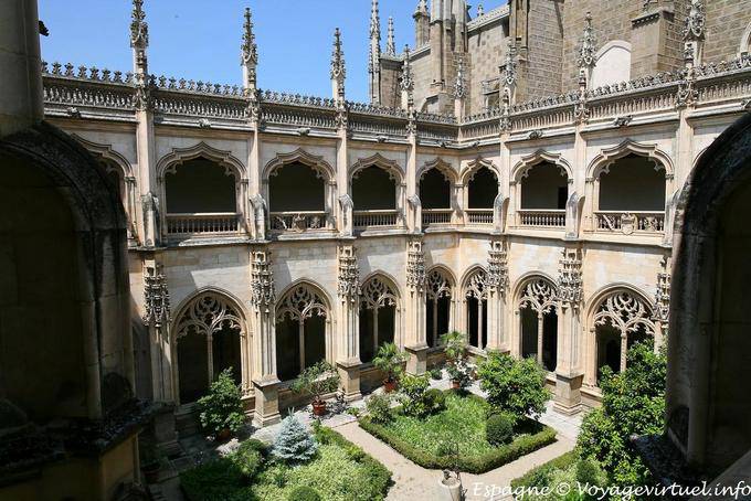 Jardin intérieur du cloître, vue du premier étage, Monastère de Saint-Jean des Rois, Tolède - Espagne